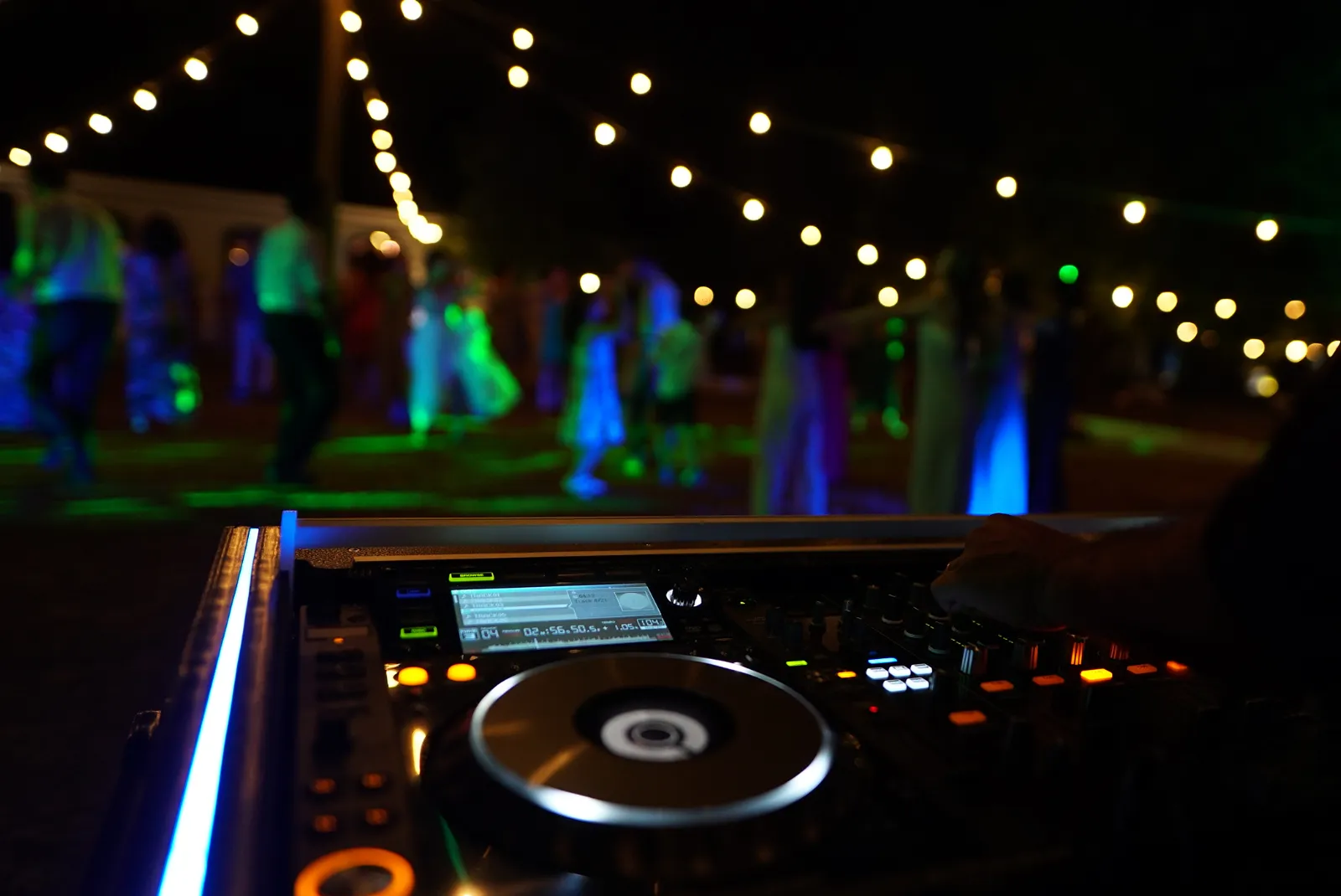 Corporate event stage with a podium, clear speaker coverage and ambient uplighting